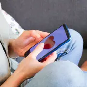 Foto de mujer en app de citas.