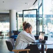 Los crying cafés son furor en Japón