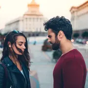 En redes sociales, especialmente en TikTok, se habla de la Teoría de Agosto, una idea que se volvió viral y que sostiene que este mes es el gran revelador de las relaciones: ex que reaparecen, vínculos que se tensan y decisiones que, aunque duelen, se vuelven inevitables