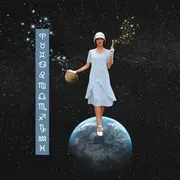 Una mujer parada encima de un planeta