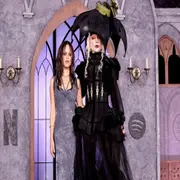 Jenna Ortega y Lady Gaga arrasan con looks góticos en la gala de Netflix para Merlina 2.