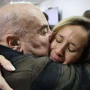Julieta Prandi, visiblemente conmovida, abraza a su papá tras la condena a su exmarido