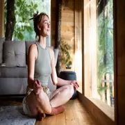 Foto de una mujer meditando.