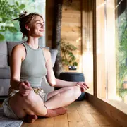 Foto de una mujer meditando.