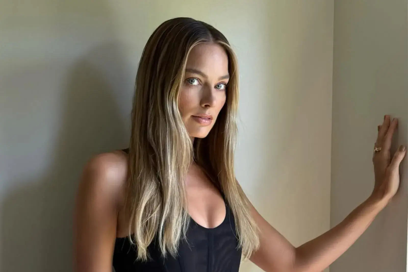 La rutina de cuidado de uñas de Margot Robbie.