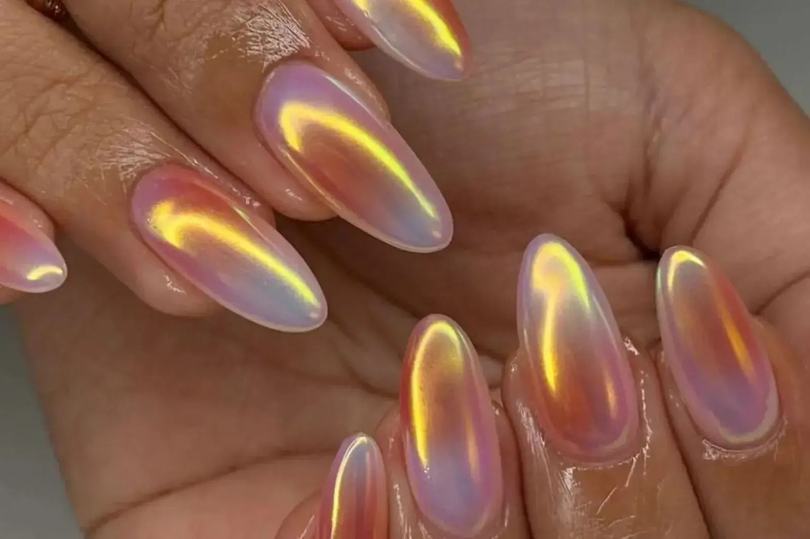 Las tendencias en diseños de uñas con efecto aura en agosto 2025.