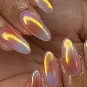 Las tendencias en diseños de uñas con efecto aura en agosto 2025.