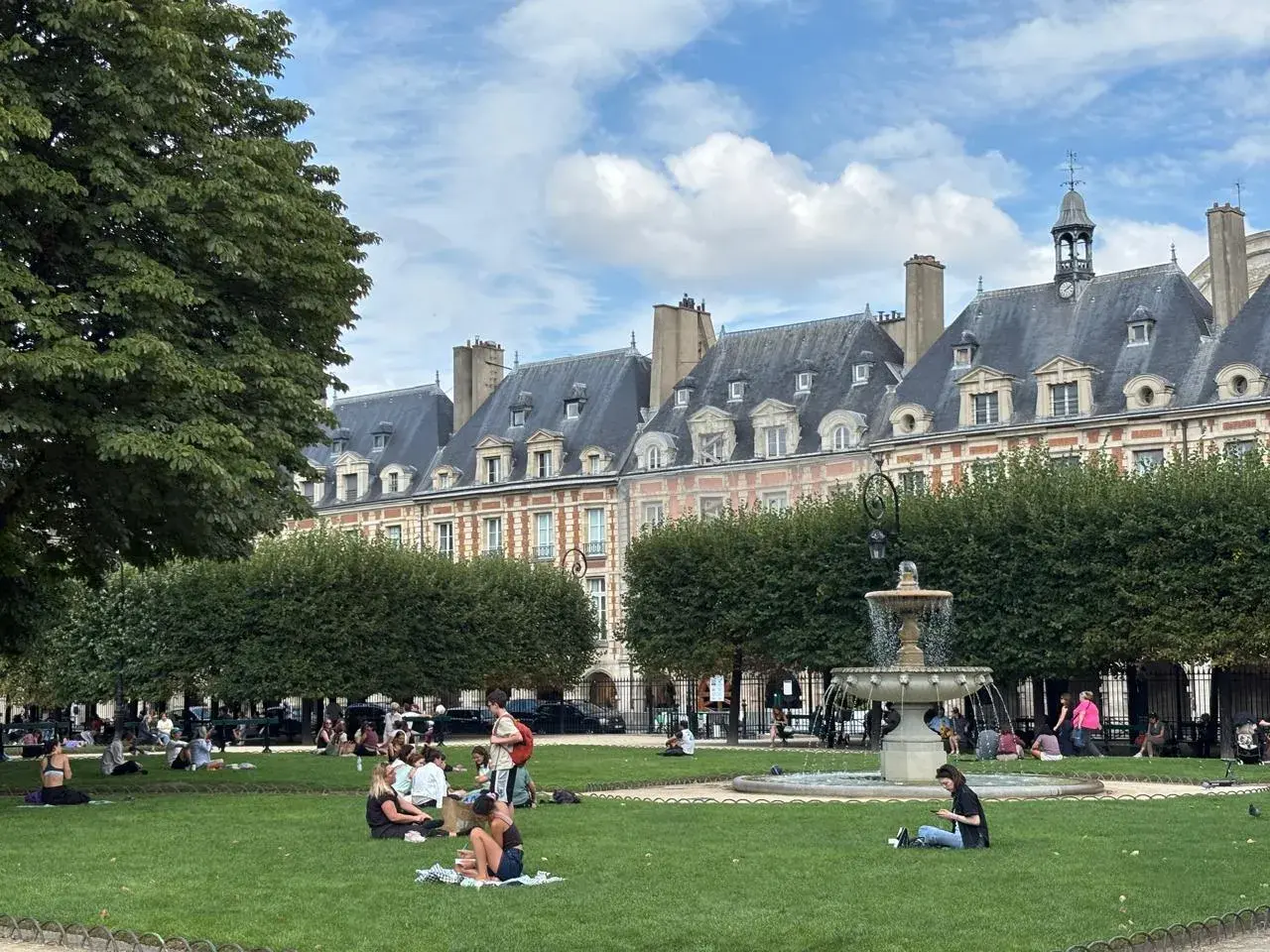 Place des Vosges es una de las más antiguas de París
