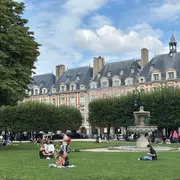 Place des Vosges es una de las más antiguas de París