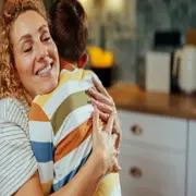 Los 7 roles que los padres deberían evitar con sus hijos, según el psicólogo Alejandro Schujman