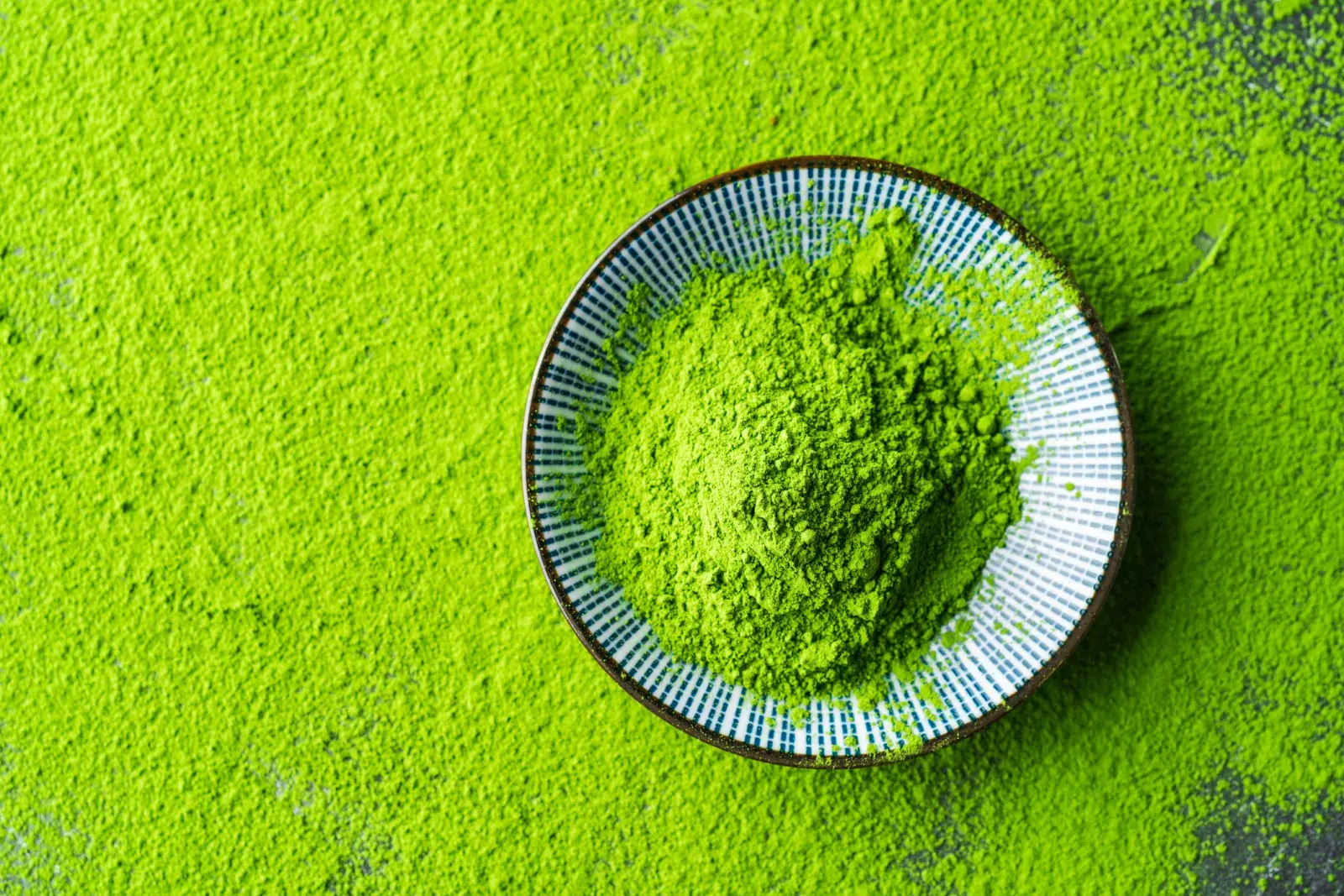 Matcha, cultivado a la sombra y pulverizado, hace que sus propiedades sean más fuertes que las de otros tés, por lo que ofrece mayores beneficios.