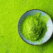 Matcha, cultivado a la sombra y pulverizado, hace que sus propiedades sean más fuertes que las de otros tés, por lo que ofrece mayores beneficios.