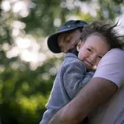 Padre e hijo abrazados