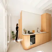 Con muebles que desempeñan más de una función, juegos de altura y algunos recursos muy prácticos se puede hacer que entre de todo en muy poco espacio.