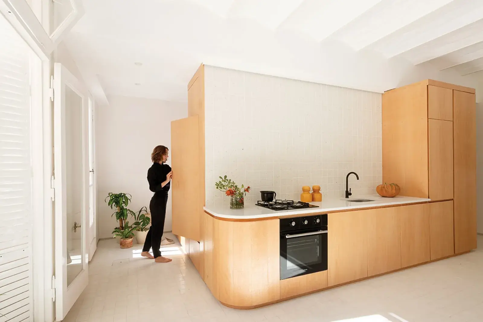 Con muebles que desempeñan más de una función, juegos de altura y algunos recursos muy prácticos se puede hacer que entre de todo en muy poco espacio.