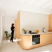 Con muebles que desempeñan más de una función, juegos de altura y algunos recursos muy prácticos se puede hacer que entre de todo en muy poco espacio.