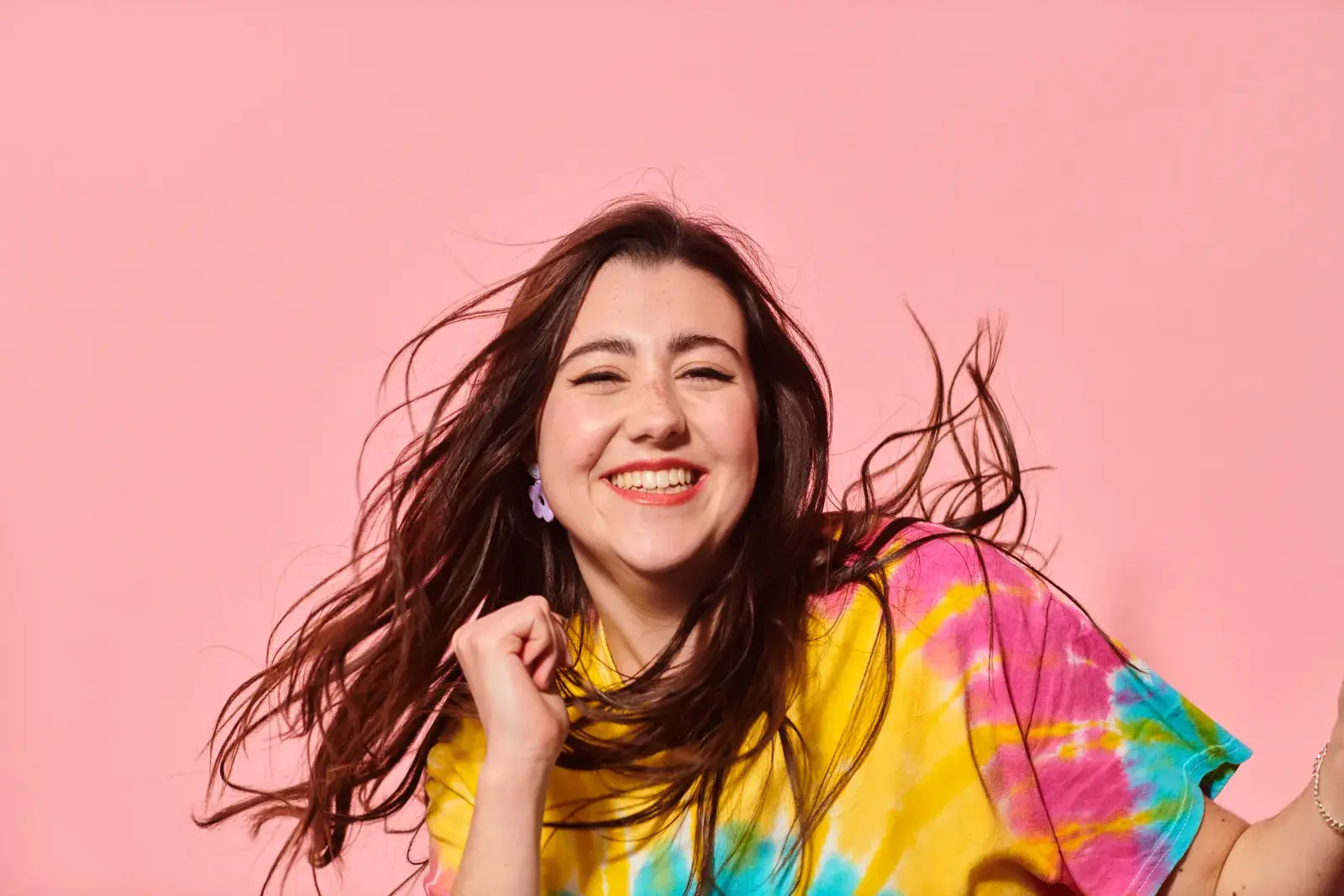 Looks con mucha onda y color: cómo el “dopamine dressing” puede levantar tu ánimo y potenciar tu autoestima