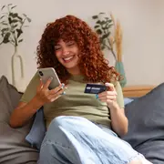 Foto de mujer comprando online.