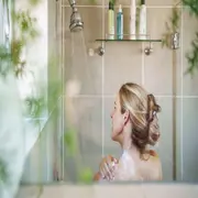 Foto de mujer bañándose.