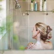 Foto de mujer bañándose.