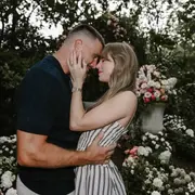Taylor Swift anunció su casamiento con Travis Kelce con un tierno posteo en su cuenta de Instagram