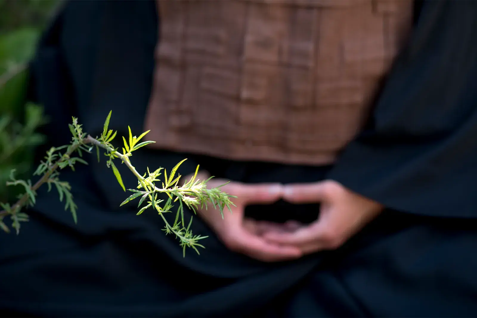 Foto de hombre meditando.
