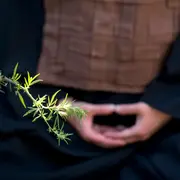 Foto de hombre meditando.