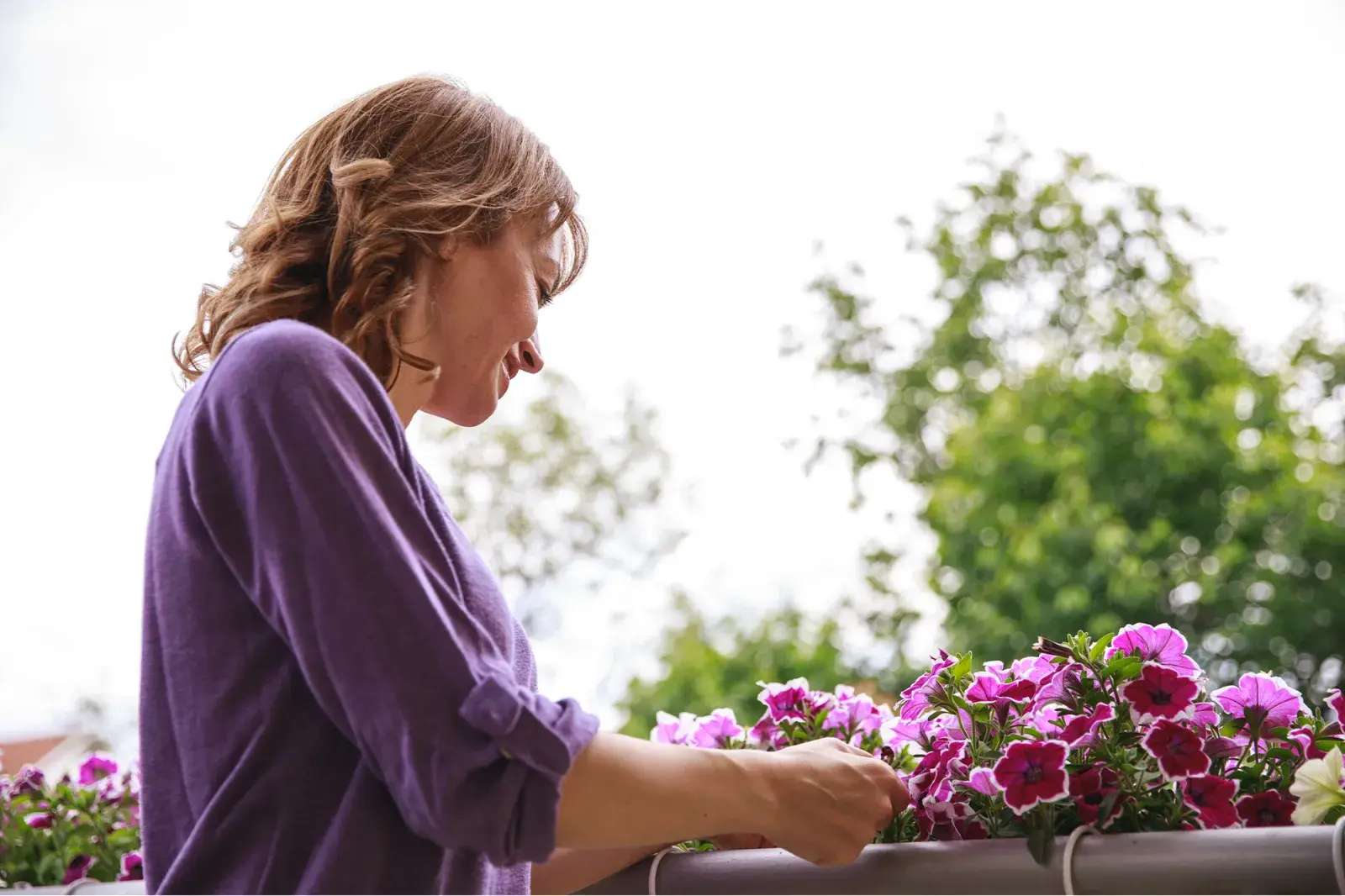 Foto de mujer cuidando sus plantas.