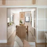 Unir la dependencia a la cocina puede ser una buena manera para ampliar si los espacios son pequeños