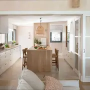 Unir la dependencia a la cocina puede ser una buena manera para ampliar si los espacios son pequeños