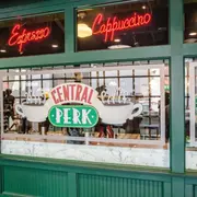 El icónico café donde Rachel servía café, Joey coqueteaba y todos se reunían en ese famoso sillón naranja, abrirá sus puertas en el corazón de Manhattan.