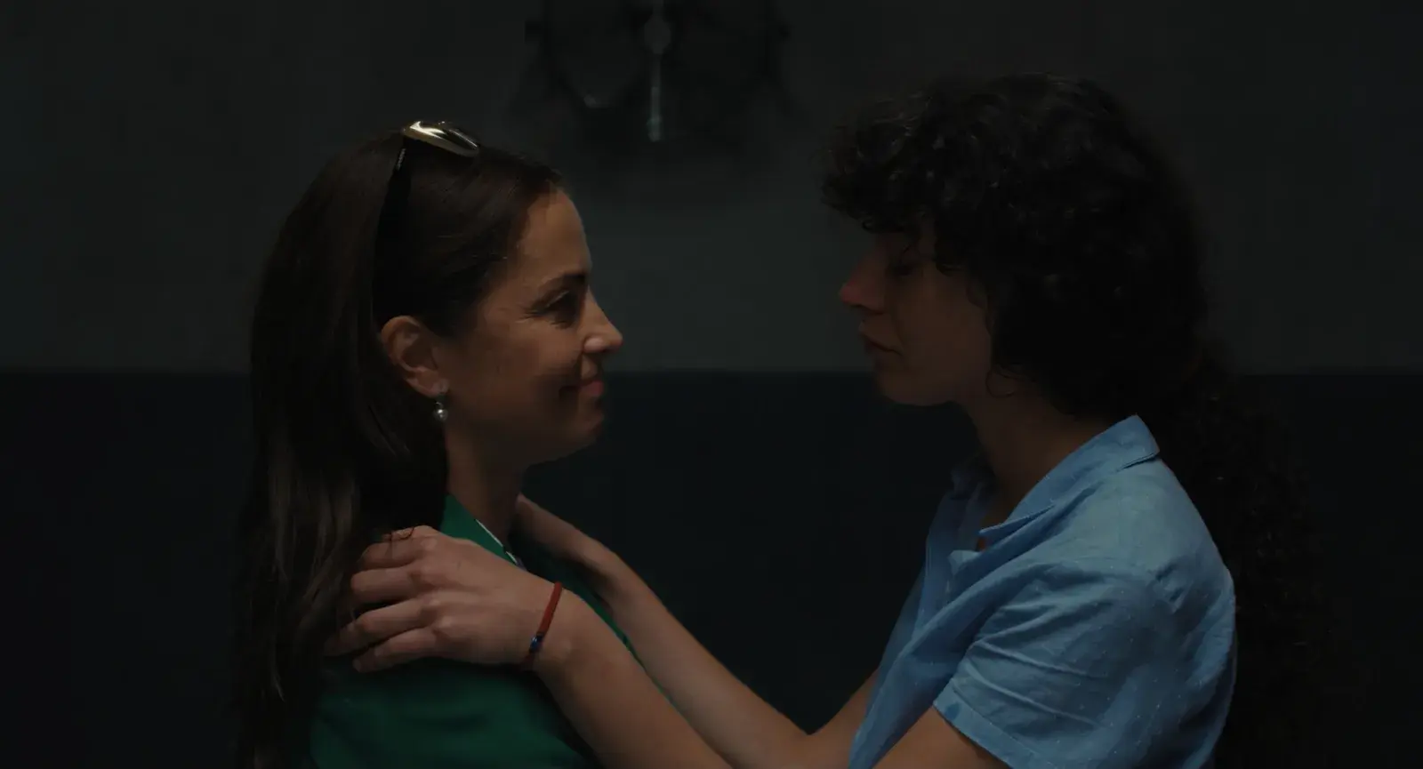 Dolores Fonzi y Camila Plaate