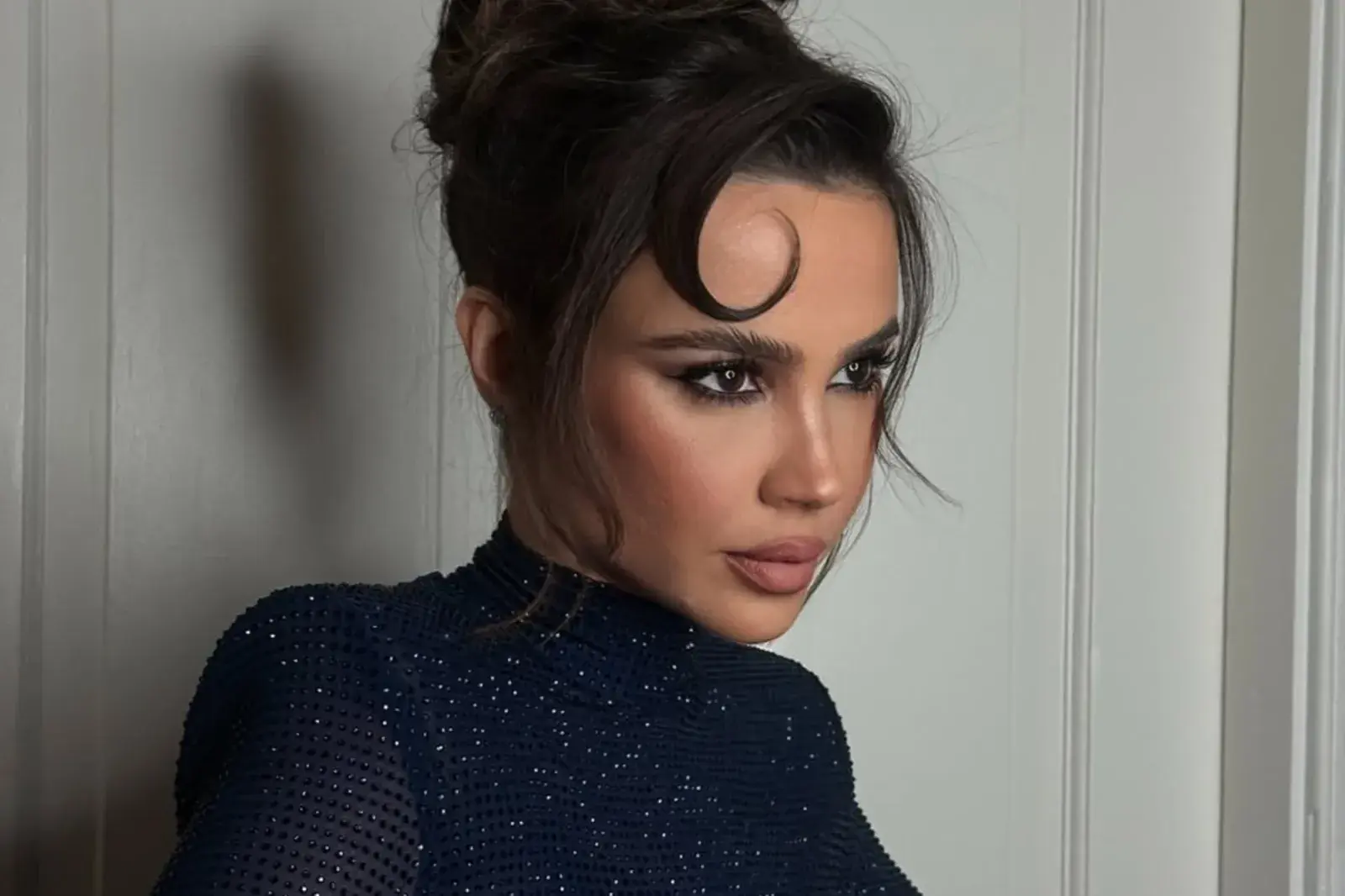 Celeste Cid apostó al look total blue más brillante en la alfombra roja de Papá x Dos.