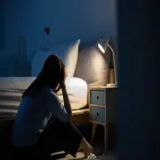 Foto de mujer despertando a la madrugada.