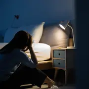 Foto de mujer despertando a la madrugada.