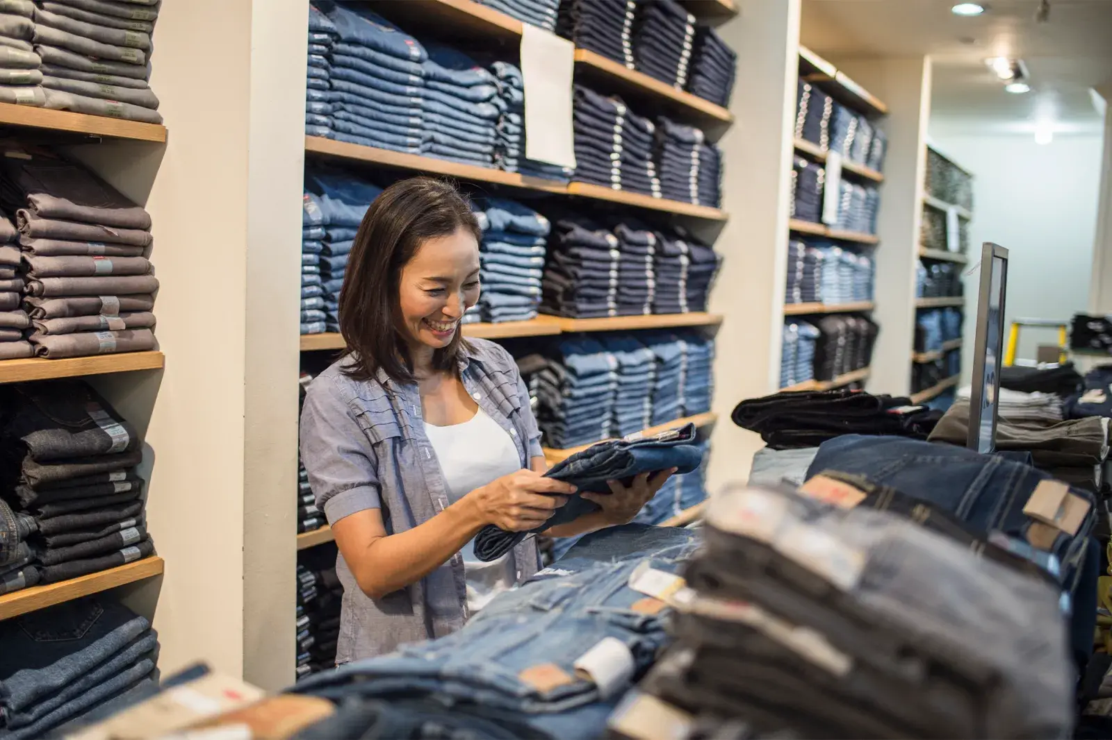 Foto de mujer comprando jeans.