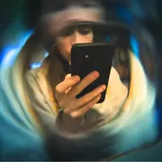 Foto de mujer con teléfono.