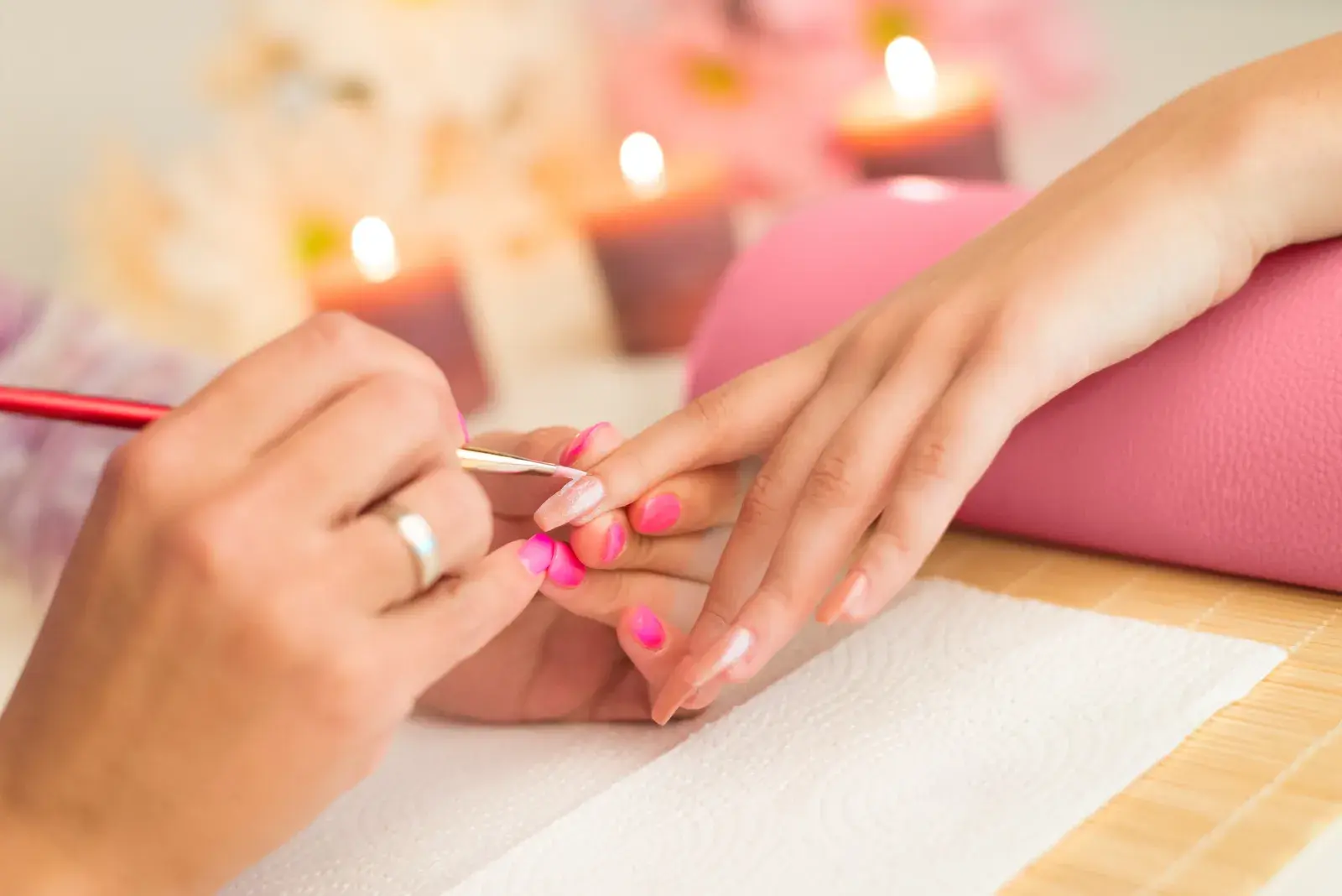 Uñas 'velo de seda': así es el nail art súper clásico y elegante que es perfecto para la oficina