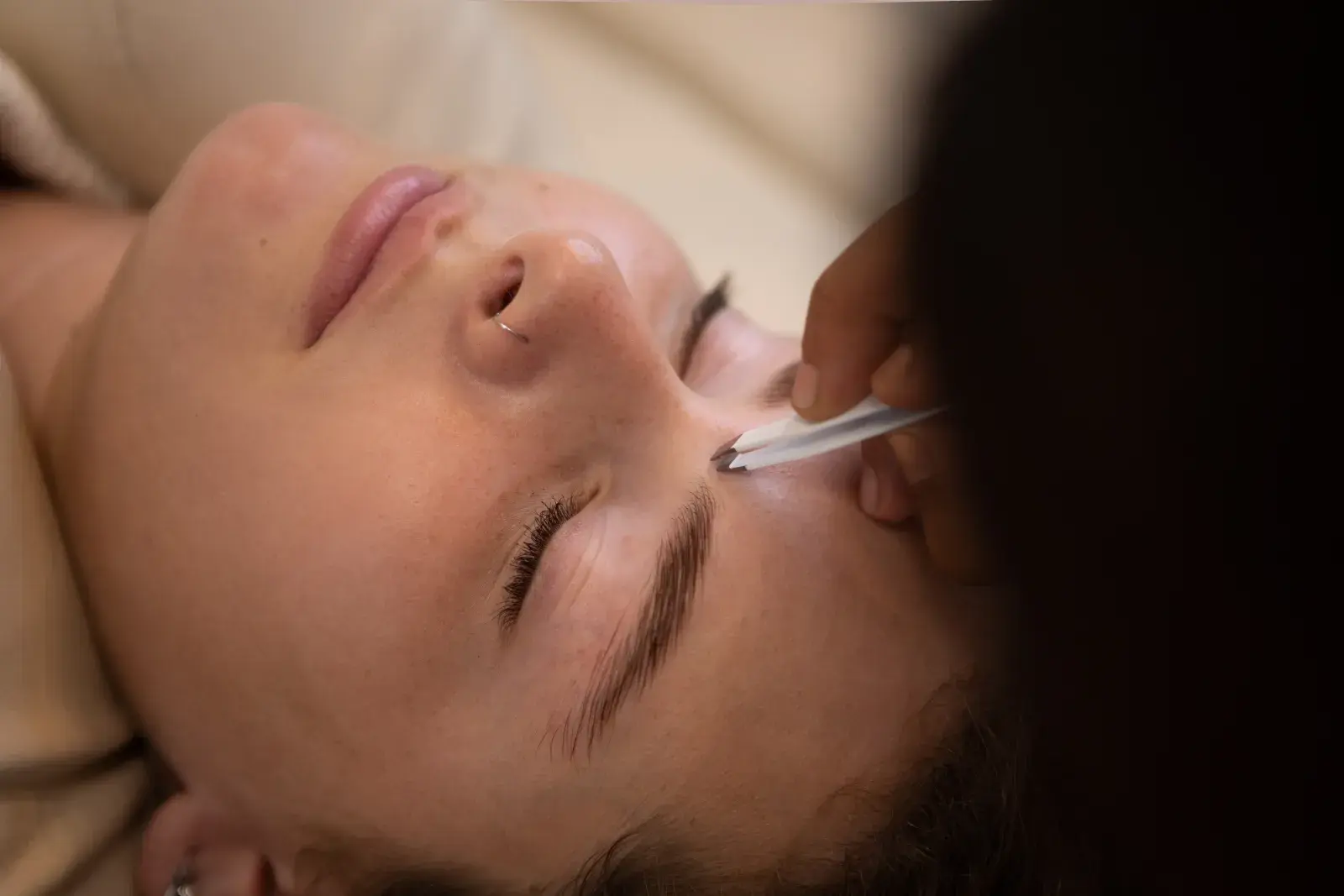 Microblading vs. laminado de cejas: cuál elegir según tu estilo y tipo de rostro.