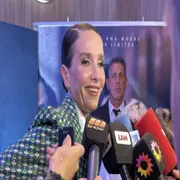 Natalia Oreiro le da un vibrante giro al look Power Suit en el estreno de La mujer de la fila.