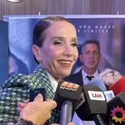Natalia Oreiro le da un vibrante giro al look Power Suit en el estreno de La mujer de la fila.