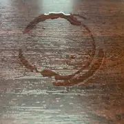 Ni lavandina ni detergente: el método para sacar las manchas de la madera.