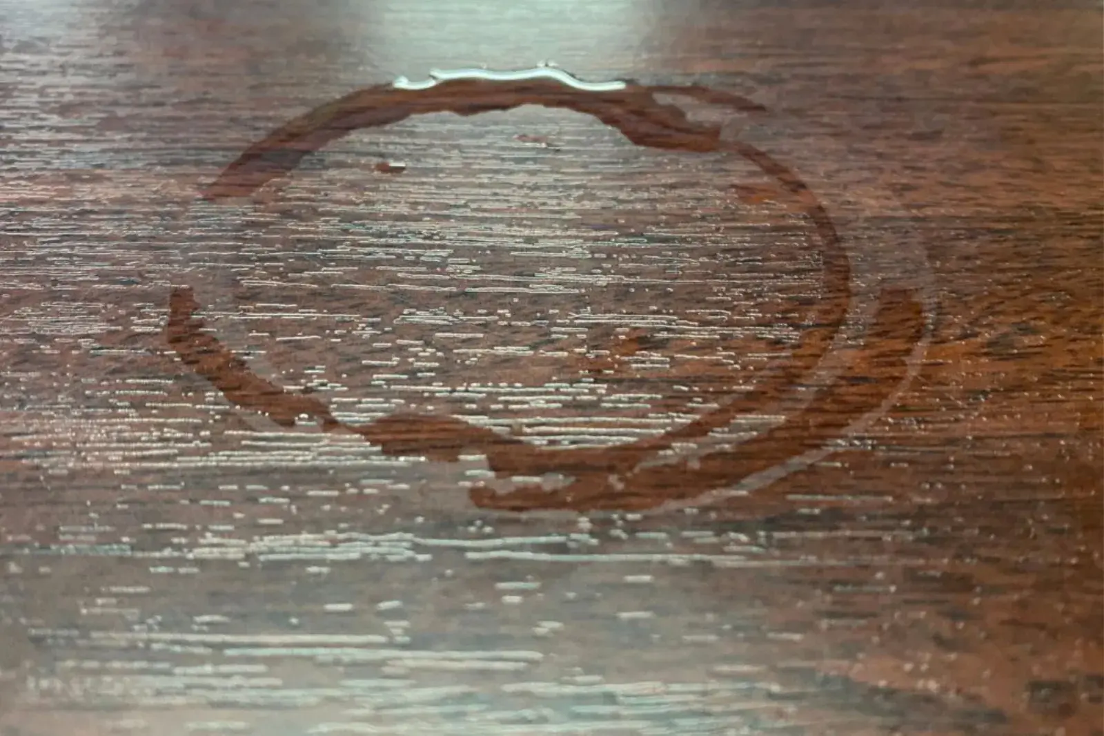 Ni lavandina ni detergente: el método para sacar las manchas de la madera.