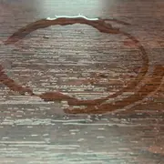 Ni lavandina ni detergente: el método para sacar las manchas de la madera.