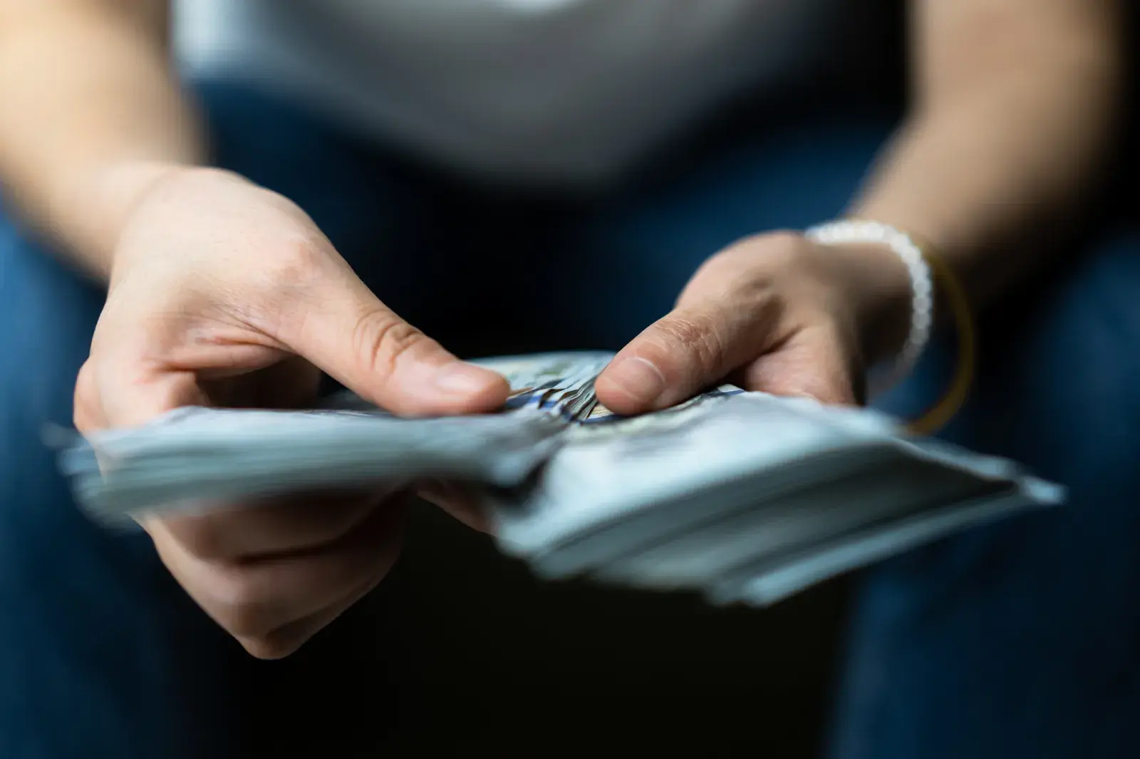 Foto de mujer ordenando billetes.