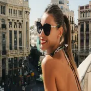 Pampita siempre elegante con sus estilismos
