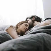 ¿Es recomendable tener sexo en la misma habitación donde duermen tus hijos? Esto dice la sexología