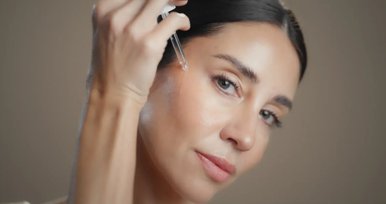 Adiós al maquillaje pesado: la tendencia de la piel fresca y real.