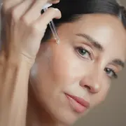 Adiós al maquillaje pesado: la tendencia de la piel fresca y real.