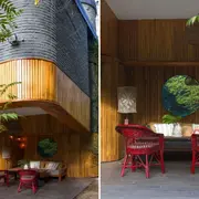 Una galería en sintonía con el entorno exterior y que simula un espacio interior. Ambientando como un living, con sillas vintage de estilo MDQ y un elemento estratégico: el espejo redondo que refleja la naturaleza sobre la fachada en madera.